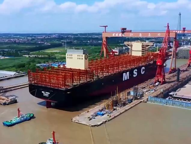 可载24万吨货物！我国自主研制的最大集装箱船交付