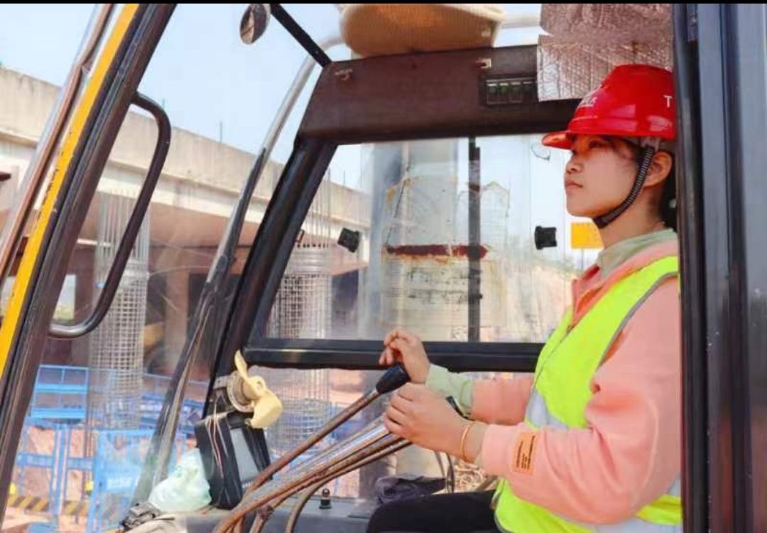 钢铁和尘土里，“工地之花”竞相开放