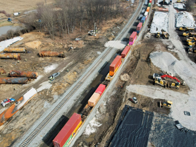 美国一铁路公司连发两起火车脱轨 近19000升柴油泄漏