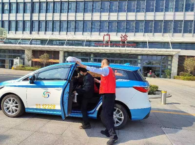 深圳出租车行业开展学雷锋活动，1300余辆爱心出租车参与