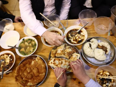 李家超晒图老胡同里食早餐 在线请网友推介北京美食