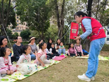 马田街道根竹园社区亲子共学雷锋精神 引导青少年争做追“锋”人