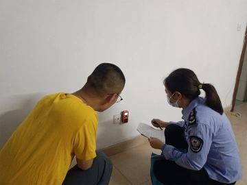 巧用用电安全智能分析仪 公明网格用电隐患排查“有帮手”
