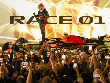 F1揭幕战巴林大奖赛维斯塔潘夺冠