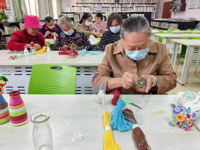 新羌社区组织老年人开展手工制作活动