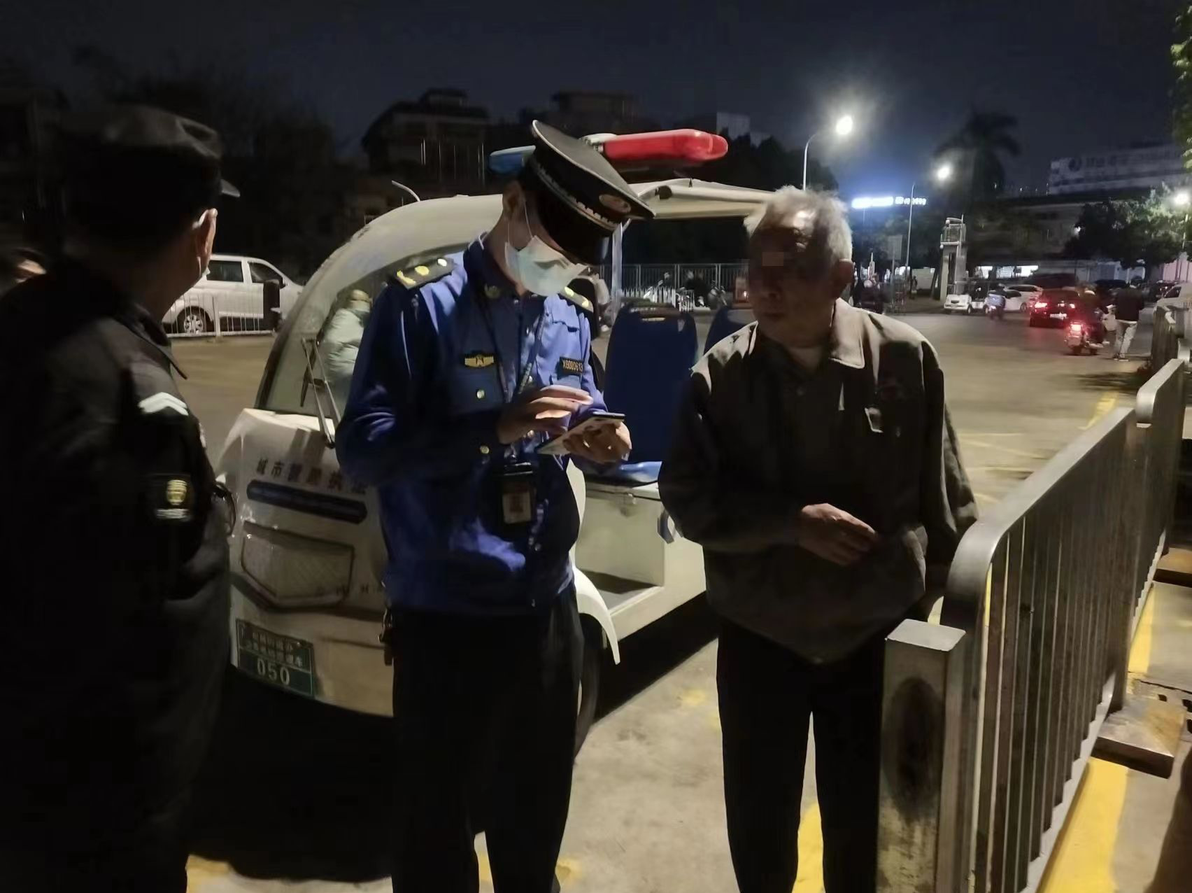 松岗街道执法人员巡查路上帮助迷路老人回家
