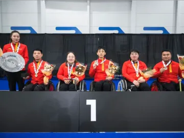 轮椅冰壶世锦赛：中国队决赛力克加拿大队成功卫冕