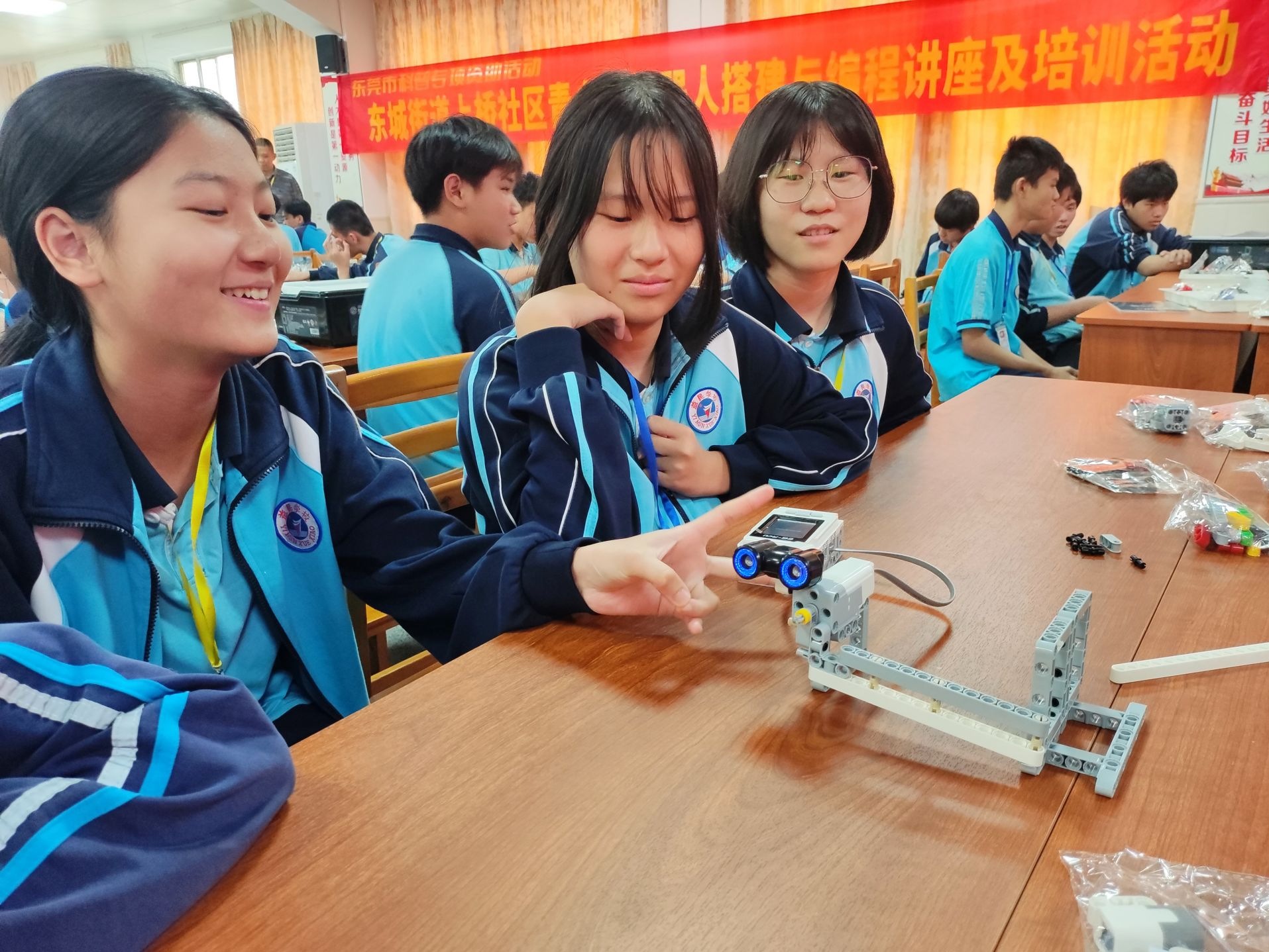 东莞上桥社区初中生学机器人搭建与编程