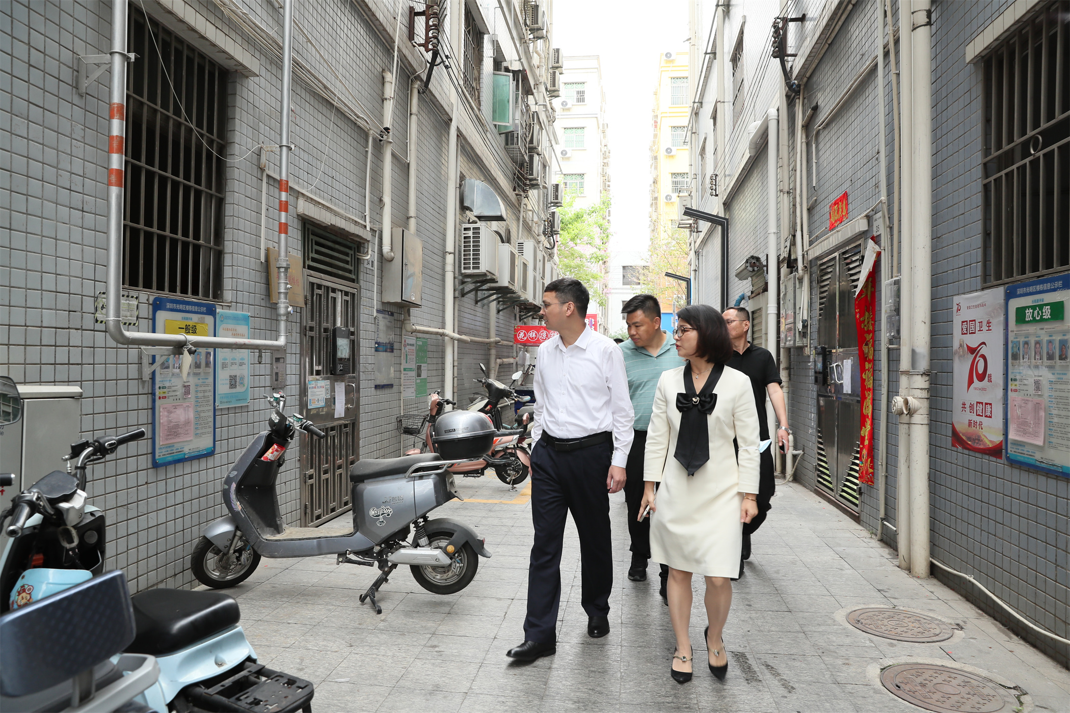 公明街道党工委主要负责人督导检查文明创建工作