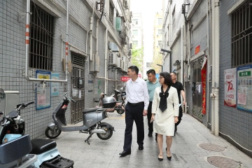 公明街道党工委主要负责人督导检查文明创建工作