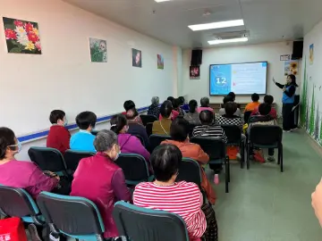 光明街道V爱之家助力社区老年人预防阿尔茨海默病