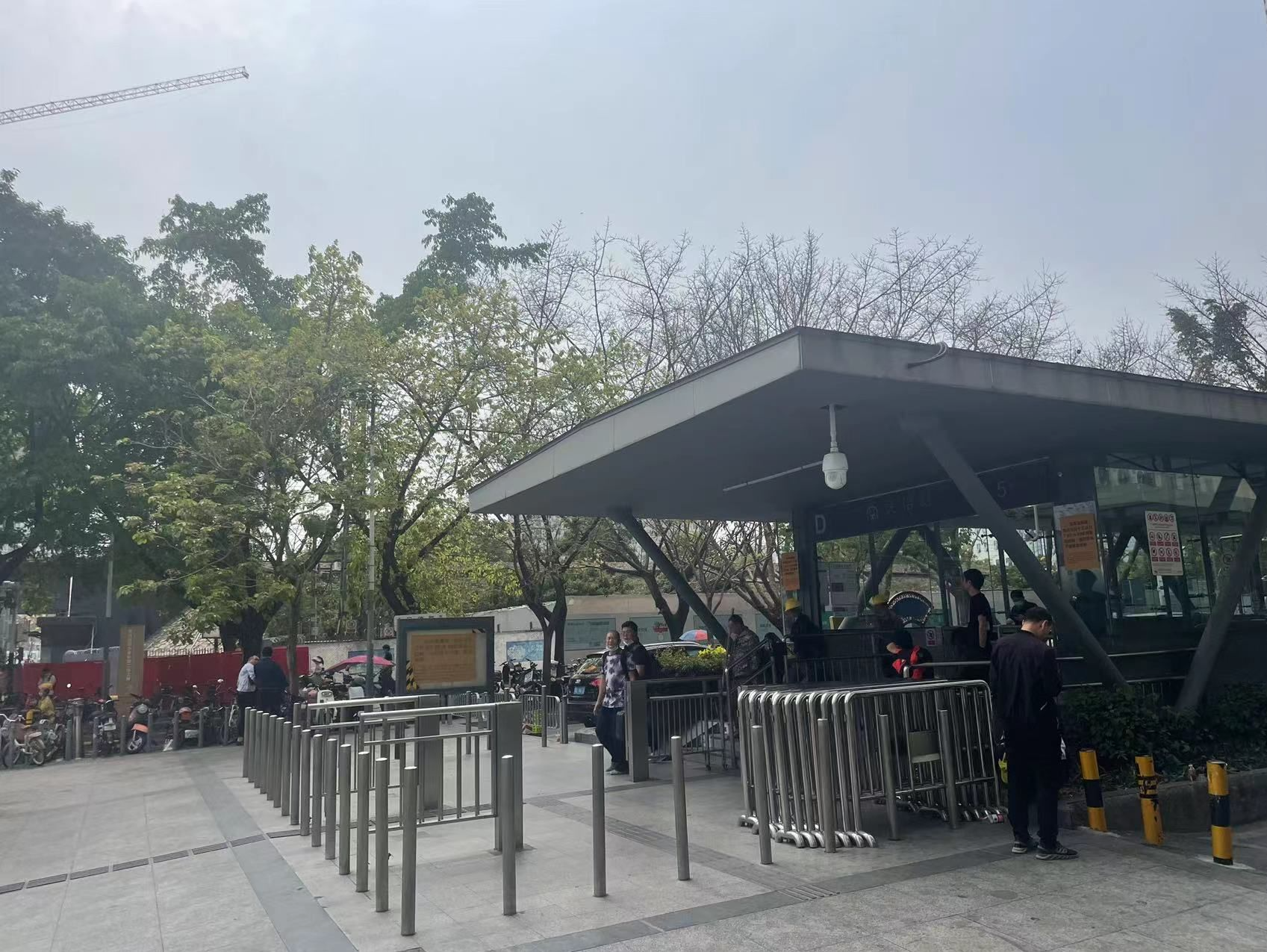 隔离栏挡道，电单车围堵……深圳部分地铁口“行路难”，记者实地走访