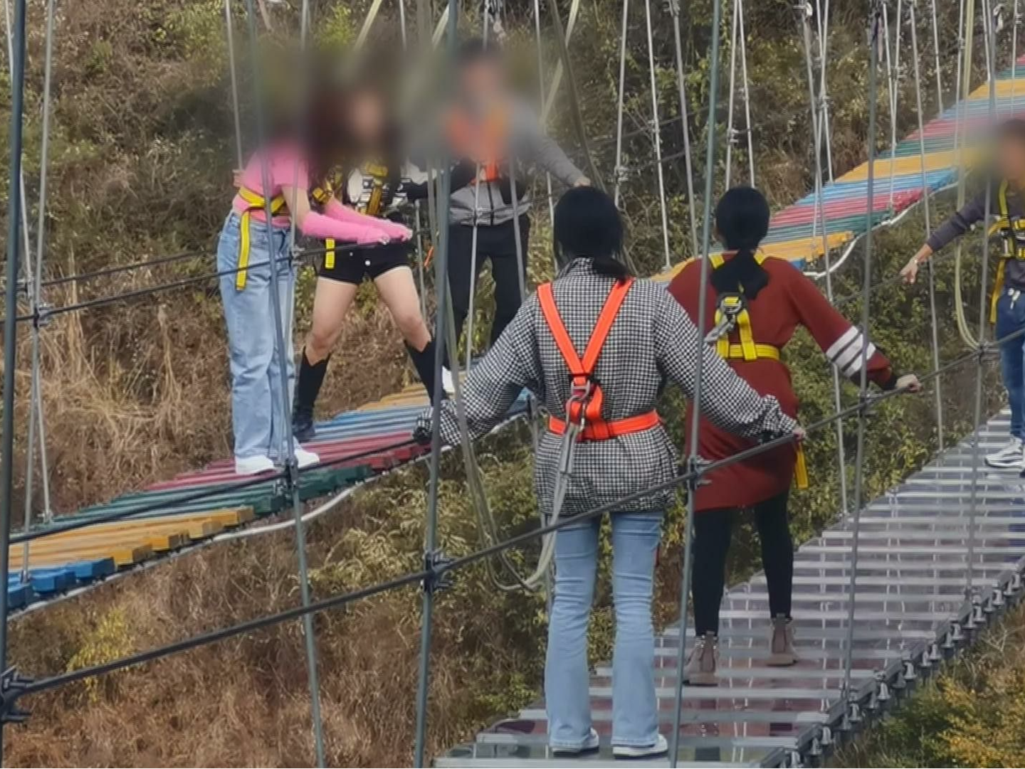 景区使用“三点式”安全带被曝光后，昆明要求全市范围全面停用
