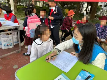 关注青少年心理健康，光明街道V爱之家开展关爱青少年宣传