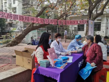 大树下的义诊，园东社区关爱长者健康