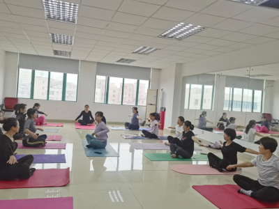 身心健康，“瑜”你有约！《健康瑜伽培训》公益课在松涛社区顺利举行