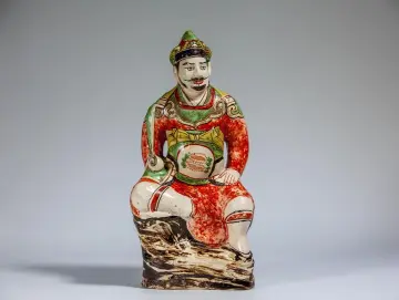 观文脉·近观深圳国宝 | 红绿彩托珠武士俑：奢华，或者质朴
