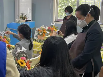 福田南天社区举办庆“三八”插花活动
