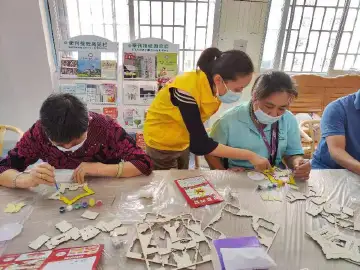 新湖职康开展红色手工模型DIY活动
