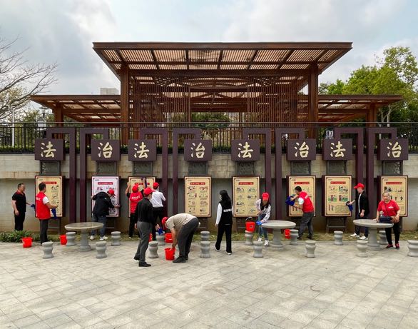 深圳龙华观澜街道：公园来了一群特殊的“红马甲”