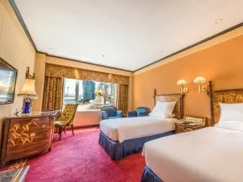 酒店禁止成年子女与父母三人同住一标间，网友热议