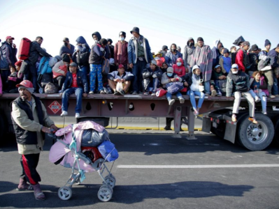 墨西哥执法人员在废弃拖车内发现300多名非法移民