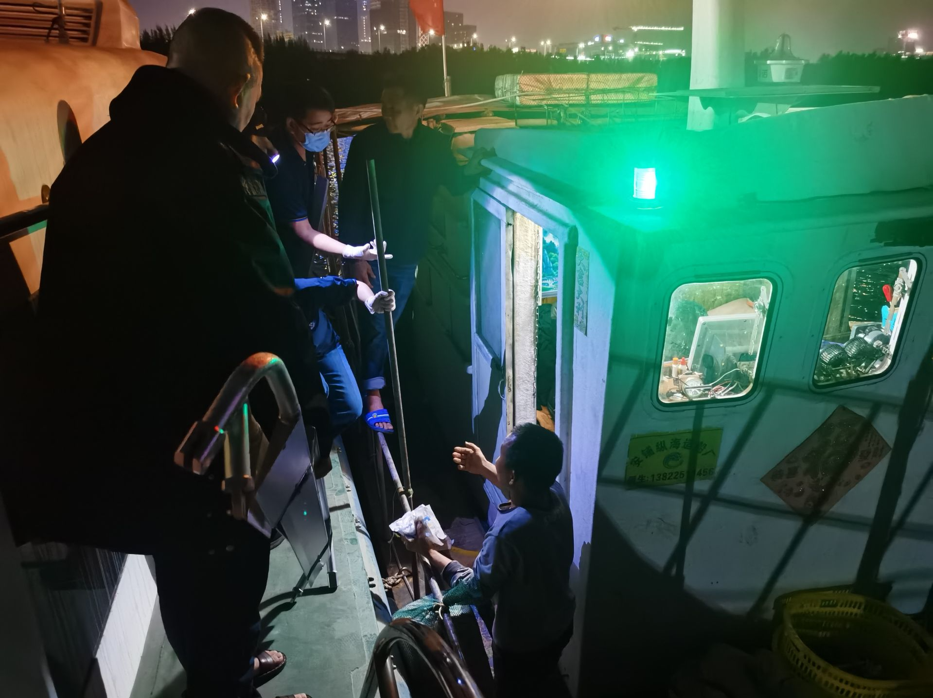深圳市海洋综合执法支队紧急救护受伤渔民
