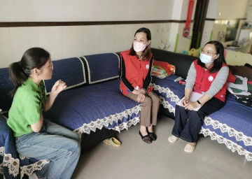 公明社区妇联走访慰问困境妇女群众