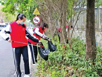 松岗中学师生踊跃参加“追寻榜样足迹，传承雷锋精神”志愿活动