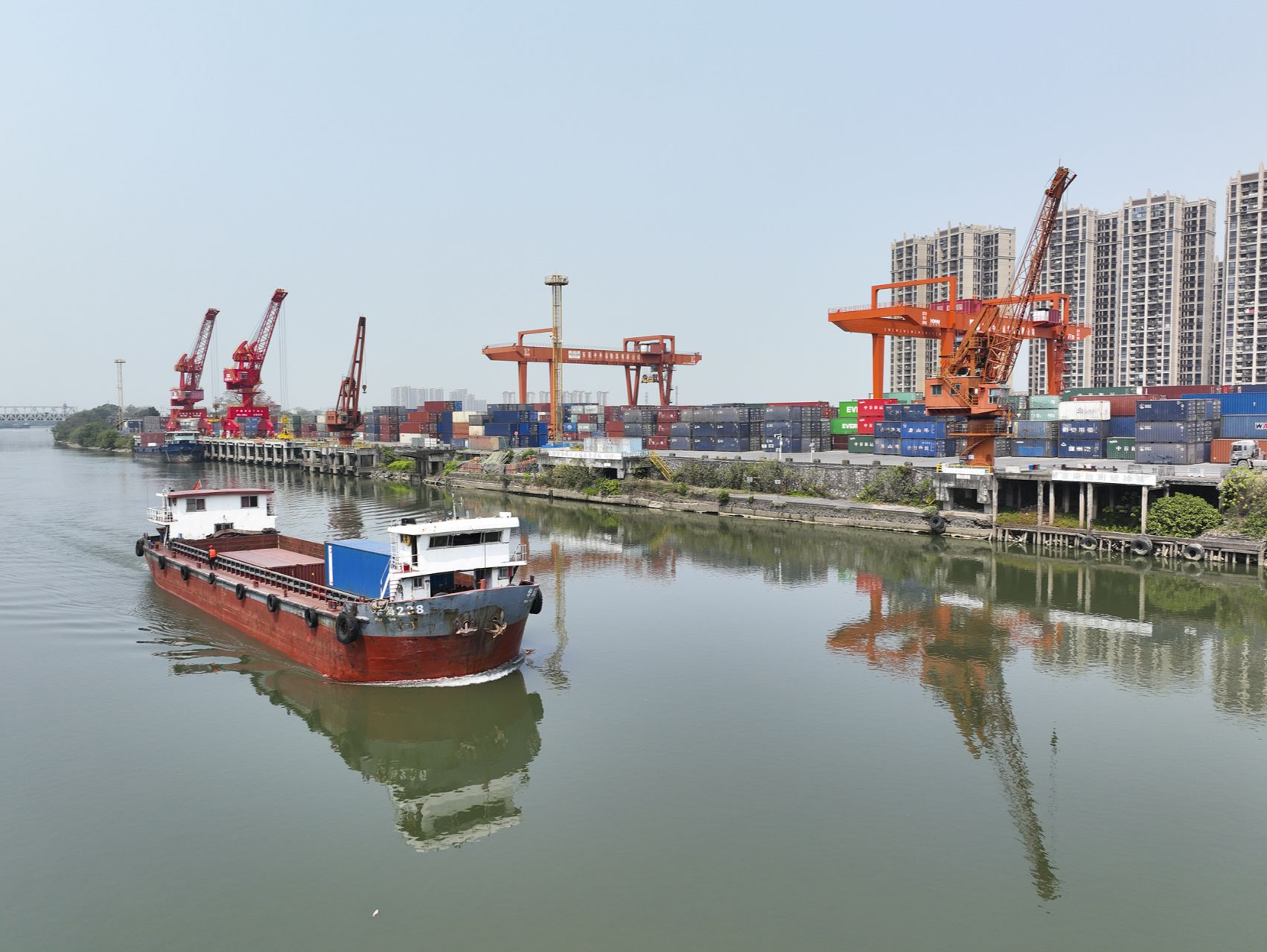 “东莞石龙—广州南沙”湾区一港通启动，首批发运集装箱将出口至约旦