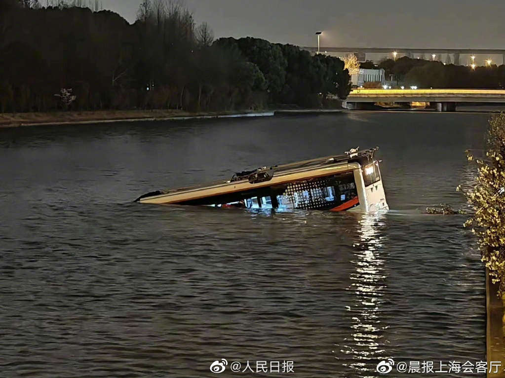 上海一公交滑入河道：涉事司机已送医 车上无其他乘客