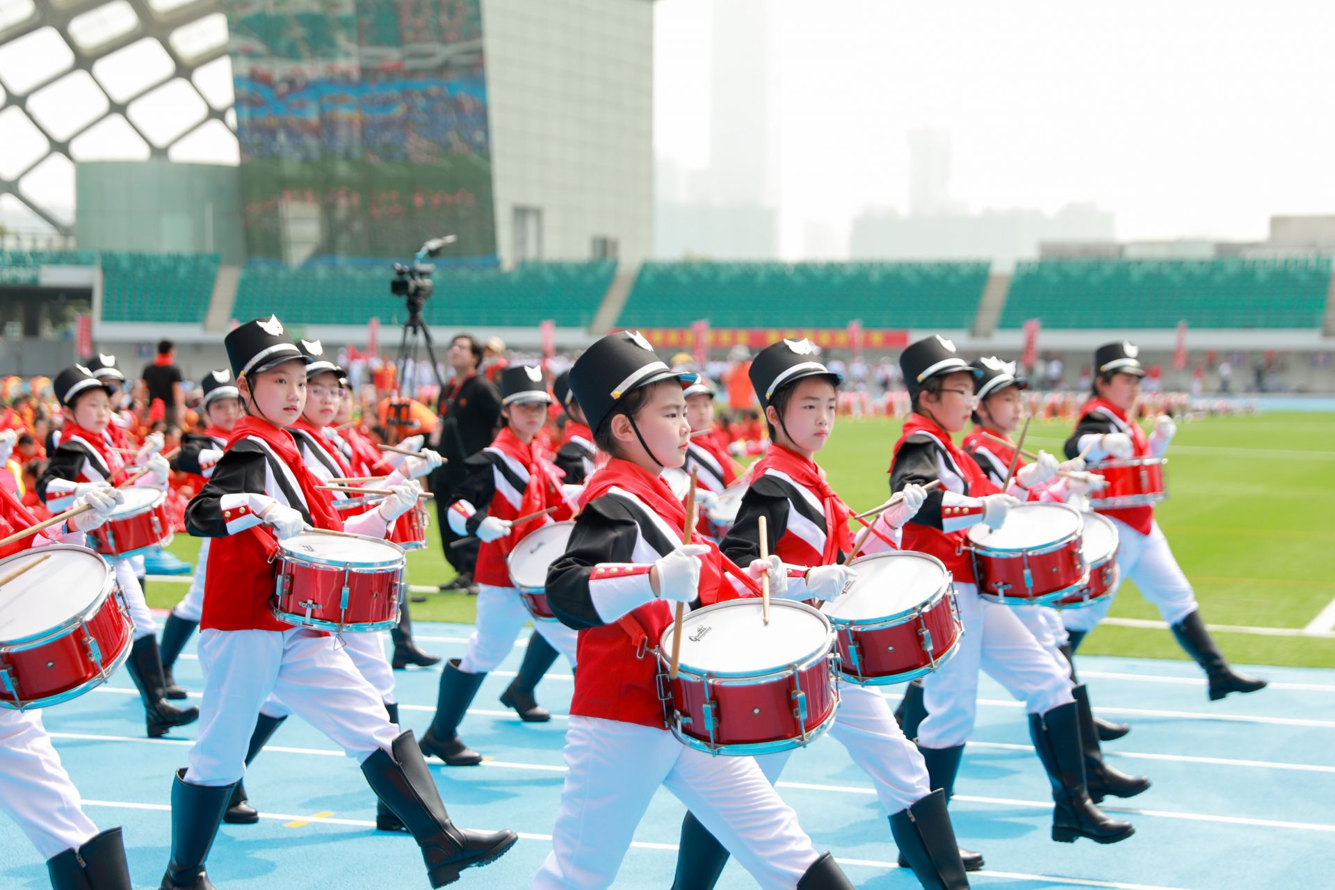 南山区少先队鼓号队检阅大赛在深圳湾体育中心举办