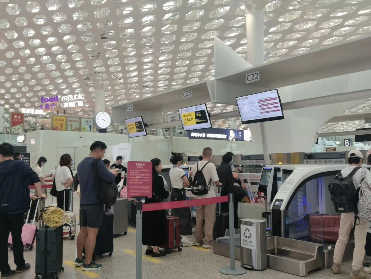 深圳机场单日客流超18万人次，创历史新高