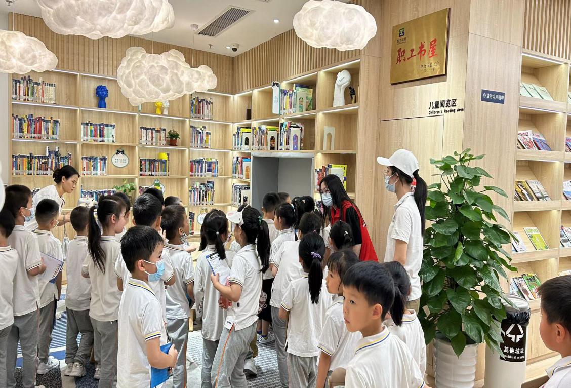 翠竹街道水贝社区组织幼儿参观社区图书馆