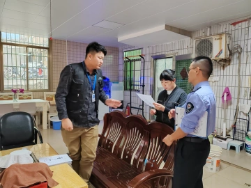 光明街道网格员全力开展火灾高风险区域排查整治工作