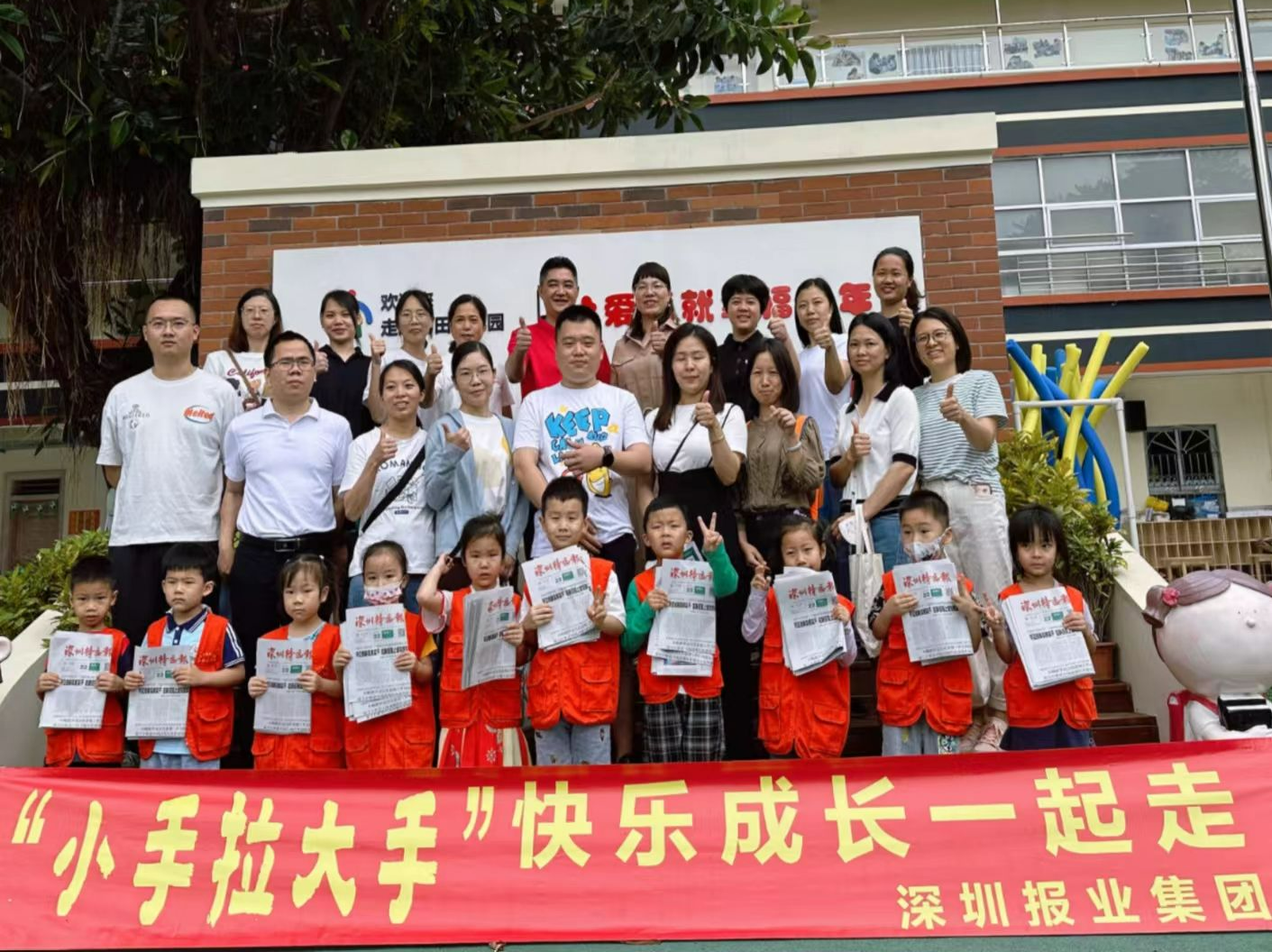 小小“卖报童 ”快乐卖报，义卖资金将资助有需要的小朋友