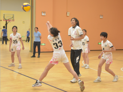 深圳澳洲虎中塞女排开展排球进校园公益活动