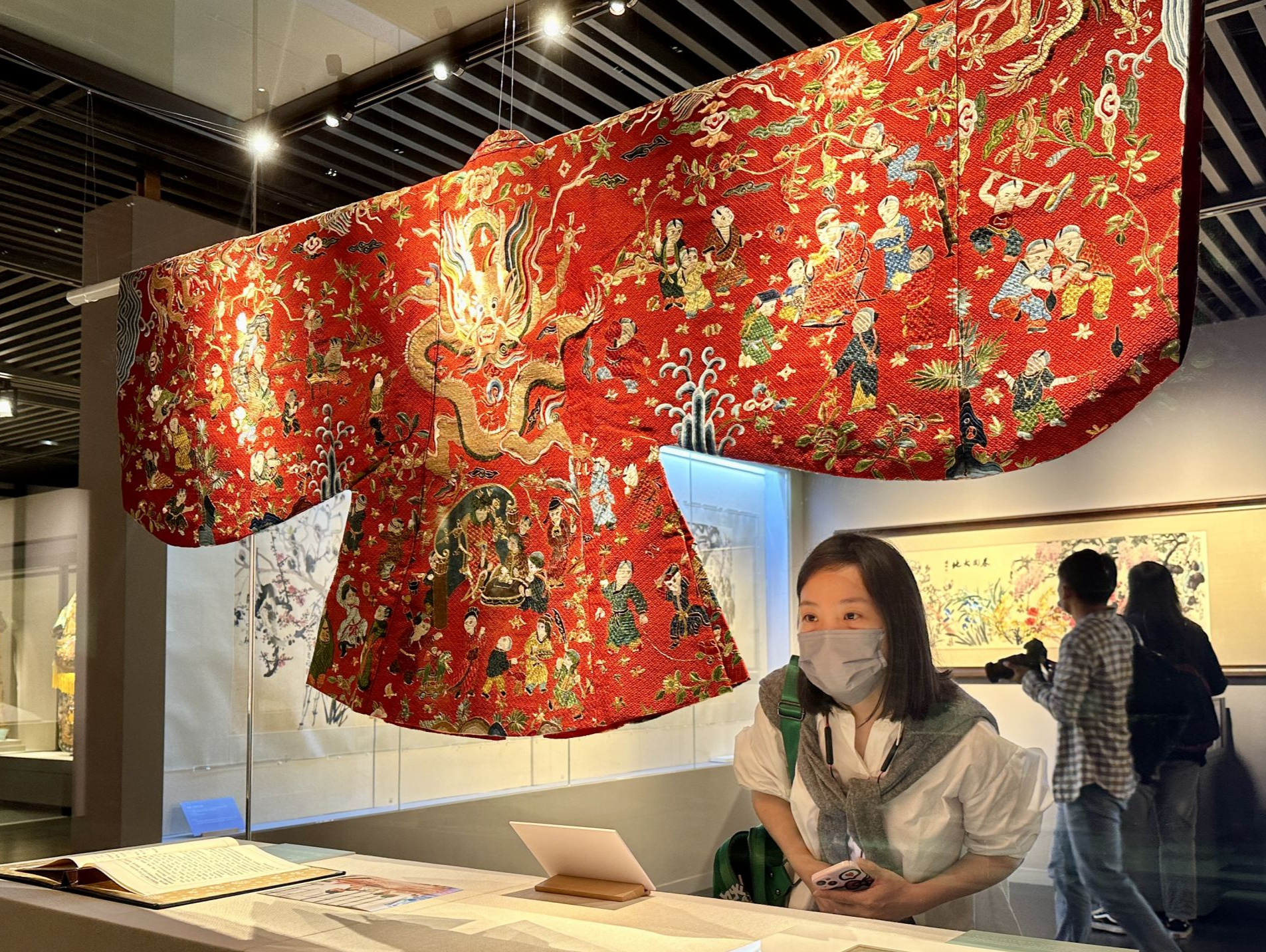 一针一线总关情！“苏绣艺术文献展（1949-2019）”深博开幕