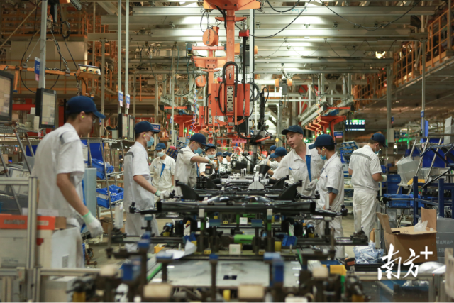 2022年8月10日，广东省肇庆市，小鹏汽车工厂内，工人们正在工作。南方日报记者 张令 石磊 摄