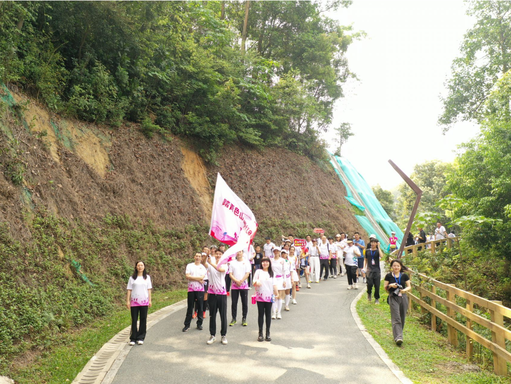 龙华区大浪街道开展红色寻迹登山徒步活动