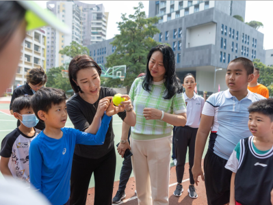 网球世界冠军郑洁走进福外小学校园，与学生面对面交流