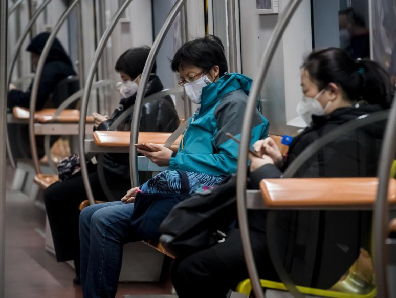 北京地铁不再强制乘客戴口罩，广播词改为“建议全程佩戴”