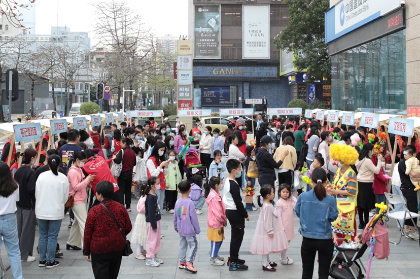 园岭街道华林社区开展党员服务市集活动 以“满格”服务点亮美好生活