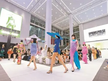 AR试穿，一键换装！这样的时装周你见过吗？