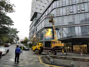 凤凰街道整治户外广告373处 保障居民“头顶上的安全”