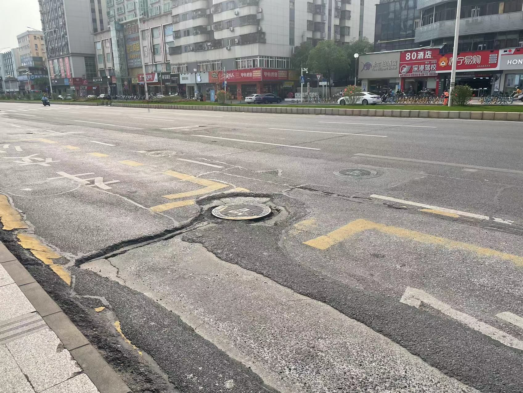 井盖不平，路面坑洼……深圳市民吐槽多处道路“行路难”，记者实地走访