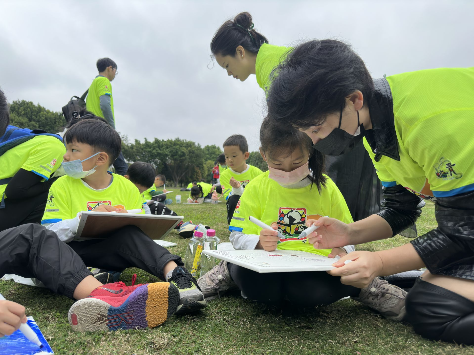 “深圳踏青日”莲花山公园风景独好！“千人彩书国学亲子涂鸦活动”举行