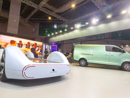 深企携数字底盘与首款智慧物流车亮相上海国际车展