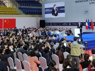 法国总统马克龙与中山大学学生交流，成为首位到访广东的在任法国总统