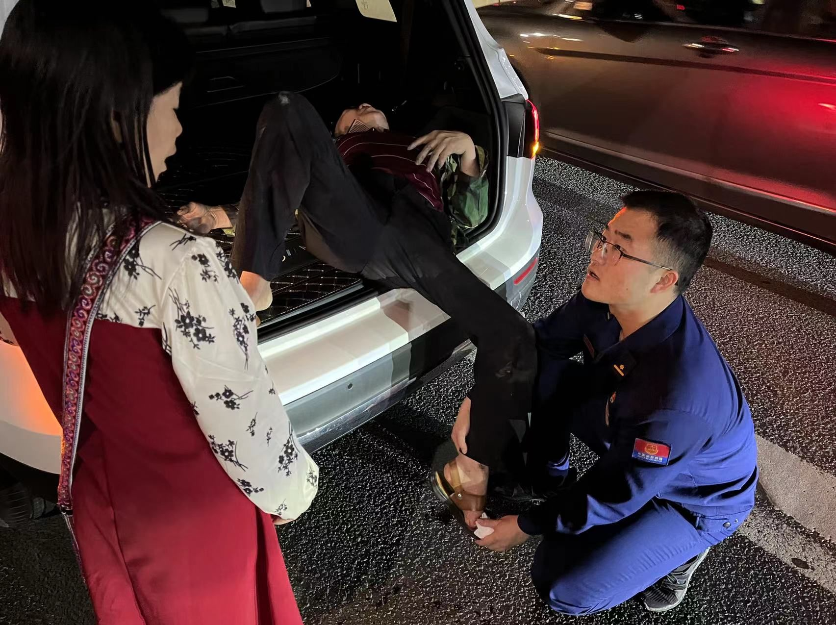 帅！龙岗两位消防员归队路上“顺便”救了个人